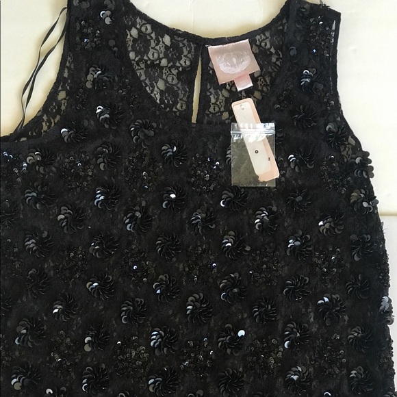 Sleeveless Lace Top - Picture 2 of 5